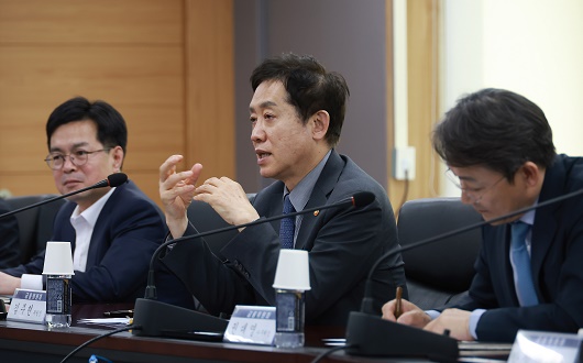 ▲ 김주현 금융위원장은 19일 오후에 열린 긴급 금융시장 점검회의에서 대내외 금융여건과 시장상황을 점검했다.