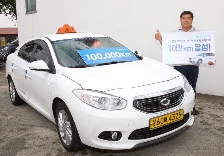 ((((((((((((((((((((((((([르노삼성] 10만km 주행 돌파한 르노삼성 SM3 Z.E. 전기택시 1호차와 국내최초 개인 전기택시기사 김원홍씨_1.jpg
