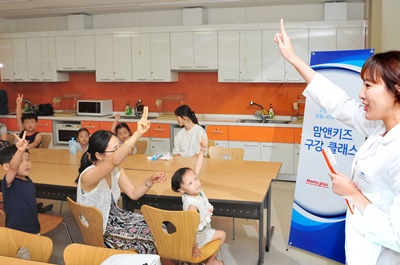 3. 8일, 홈플러스 부천상동점 문화센터에서 진행된 오랄-비 맘앤키즈 구강 클래스에서 한국 P&amp;G 오랄-비 김장미 치위생사가 ....jpg