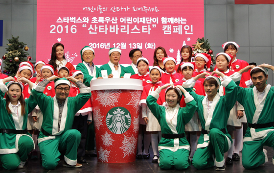[20161213]%20스타벅스%20사진자료1_스타벅스%20산타%20바리스타%20캠페인%20전개.JPG