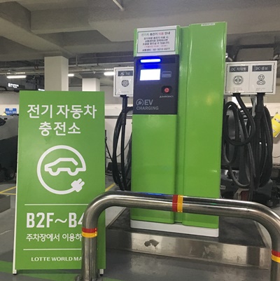 (롯데마트) 잠실 롯데월드타워 전기차 충전기.JPG