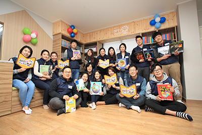 사진5-해피 라이브러리 봉사활동 단체 컷.JPG