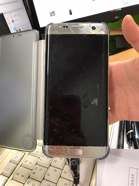 엣지 액정 파손.jpg