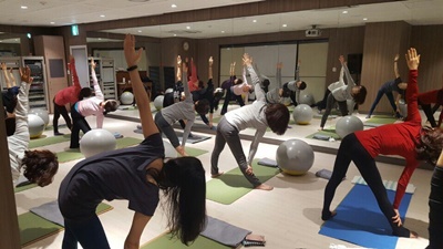 [롯데백화점] 시니어 고객들이 문화센터에서 요가,필라테스 강좌 수강하는 모습.JPG
