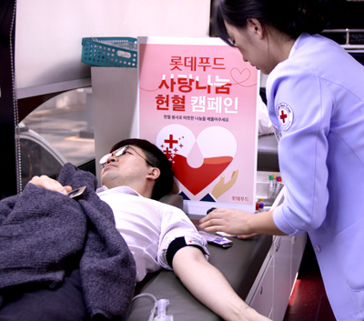 사진2. 롯데푸드 직원 헌혈 모습.jpg