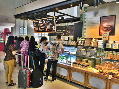인도네시아 주안다국제공항(Juanda International Airport)에 개점한 뚜레쥬르에서 고객들이 제품을 구매하고 있다.jpg