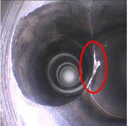 크기변환_공정불량으로 오일 홈 주변에 이물질이 발생한 모습.jpg