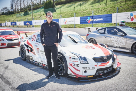 크기변환_SK루브리컨츠 후원 금호타이어 엑스타 레이싱 팀 김진표 감독과 레이싱 차량.jpg