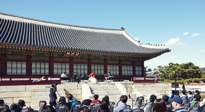 참고사진- 2016년 LG생활건강 후가 경복궁에서 실시한 궁중문화캠페인 행사에서 해금 특별공연을 선보이고 있는 모습.jpg