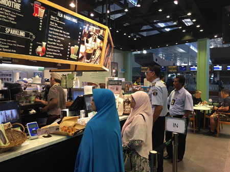 [CJ푸드빌_사진3] 뚜레쥬르 수카르노하타공항점에서 많은 현지 고객들이 줄을 서서 주문을 하고 있다.JPG