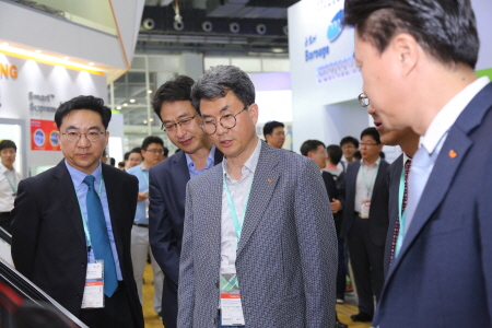 크기변환_SK종합화학 김형건 사장이 전시장을 둘러보고 있다1.JPG