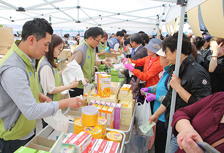 동아쏘시오그룹 사랑나눔 바자회1.jpg