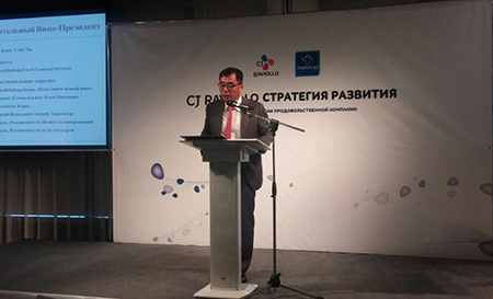 강신호 CJ제일제당 식품사업부문장 부사장이 러시아 상트페테르부르크에 위치한 크라운플라자 호텔에서 라비올리 인수를 최종 완료한 후 축하 메시지 및 경영방침, 새로운 비전을%.jpeg