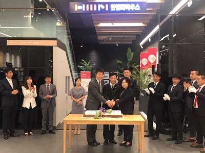 [사진3] 한샘리하우스- 대구범어점 오픈식- (왼쪽부터) 플래그샵 대구범어점 점장, 정창헌 리하우스 부서장, 대구 지역 리하우스 제휴점 대표.jpg