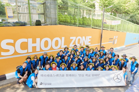 크기변환_[사진자료] 메르세데스-벤츠 임직원, 어린이 안전 환경 조성을 위한 ‘안심 학교 담벼락’ 그리기 봉사활동 진행_1.jpg