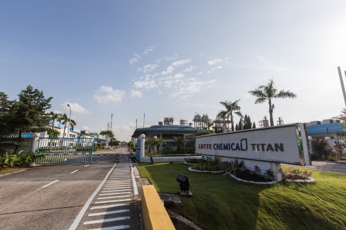 크기변환_롯데케미칼 타이탄 공장 사진.jpg