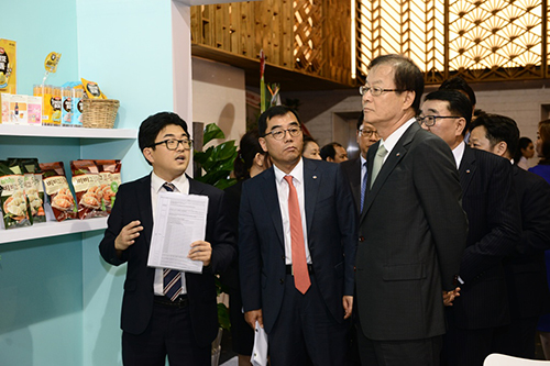 CJ제일제당 김철하 대표이사 부회장(오른쪽)과 강신호 식품사업부문장 부사장(가운데)이 24일 베트남 호치민 젬센터에서 베트남 식품 통합생산기지 기공식 및 비전선포식을 마친 후%.JPG