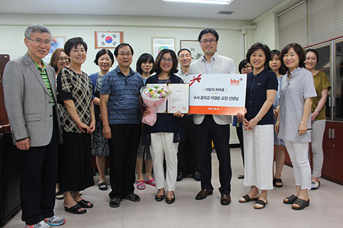 [붙임] bhc치킨, 노인 구한 수서중학교 교장선생님 ‘bhc 히어로’ 선정.jpg