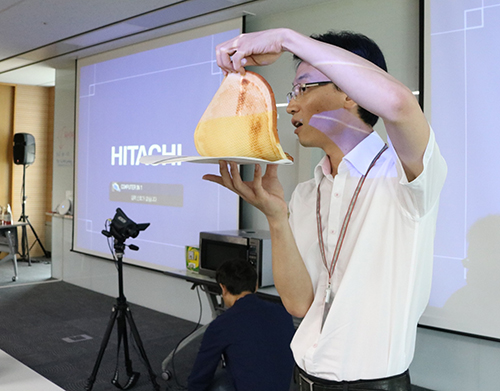 CJ제일제당 패키징센터 김용환 부장이 전자레인지 조리시 서셉터(susceptor)를 적용한 부분과 아닌 부분의 차이를 설명하고 있다.JPG