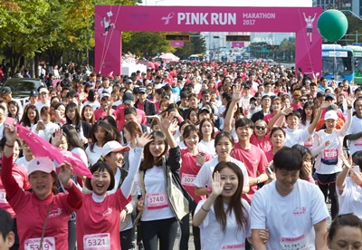 [아모레퍼시픽] 2017 핑크런 서울대회 출발_정면.jpg