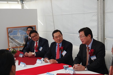 ))))))))))))))))))))))LS와 한국전력이 참여한 일본 홋카이도 28MW급 치토세 태양광 발전소 준공식에서 (左 두번째부터) 구자균 LS산전 회장, 구자열 LS그룹 회장, 조환익 한전 사장 등 참석 내빈들이 환담을 나누고 있다.jpg