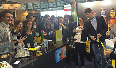 [하이트진로] 프랑스 파리에서 현지인들이 하이트와 참이슬을 즐기고 있다.JPG