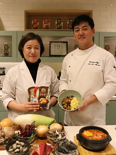 CJ제일제당 신상명 연구원과 박준명 셰프.jpg