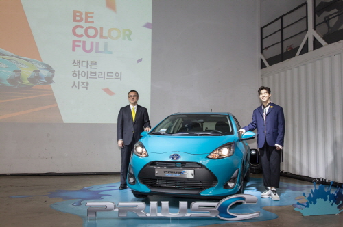 크기변환_[사진자료] 토요타 프리우스 C_타케무라 노부유키 토요타 코리아 사장(좌)과 홍보대사 헨리(~.jpg