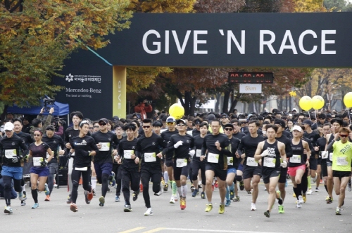 크기변환_[사진 2] 제2회 메르세데스-벤츠 ‘기브 앤 레이스’ 자선 달리기 대회.JPG