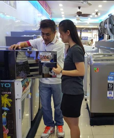 말레이시아 쿠알라룸푸르 가전매장 이킨마켓(Ekin Market)에서 대우전자 바틱 문양 프라이어 오븐을 구경하고 있는 말레이시아 소비자들 1.jpg