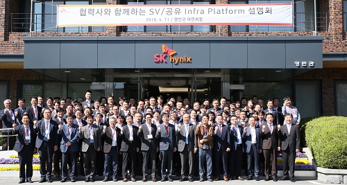 (SK하이닉스) SK하이닉스 'SV 및 공유인프라 플랫폼 설명회'에 참석한 40여개 협력사 관계자들이 기념사진을 찍고 있다.jpg