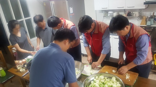 플랜트사업본부의 샤롯데봉사단이 용산희망나눔센터에서 음식을 만들고 있다.jpg