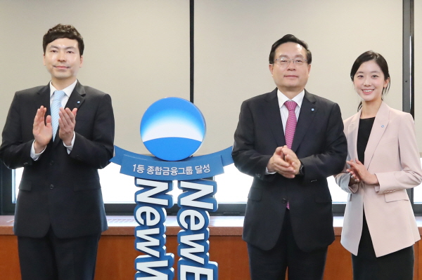 [크기변환]0415(우리금융그룹, 밝은 청색 여명 ‘배지’로 변경)사진2.jpg