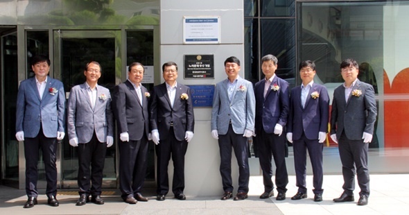 9일 노사문화우수기업현판식에서 롯데제과 민명기 대표(왼쪽 네 번째)와 양승철 서울지방고용노동청 지청장(오른쪽 네 번째)이 임직원들과 기념촬영을 하고 있다.jpg