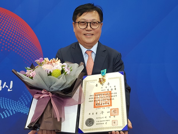 이미지3) 철탑산업훈장을 받은 (주)MCM 임갑출 대표이사.jpg