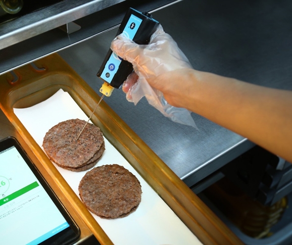 디지털 온도계를 사용하여 조리 후 패티의 중심 온도를 측정하는 모습.jpeg 디지털 온도계를 사용하여 조리 후 패티의 중심 온도를 측정하는 모습.jpeg