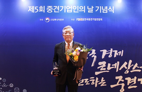 [불스원] 중견기업 성장탑 수상.jpg