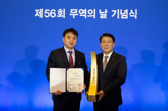 넥센타이어 제 56회 무역의 날 10억불 수출탑 수상 사진.jpg