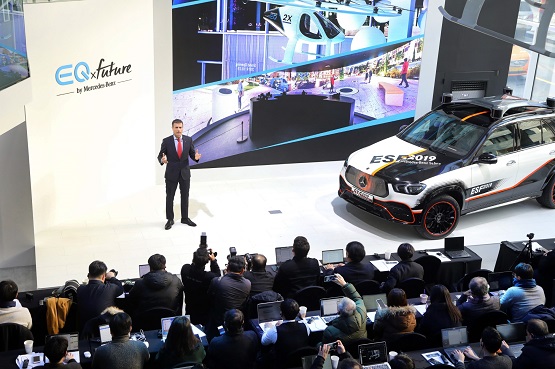 [사진 3] 디미트리스 실라키스 메르세데스-벤츠 코리아 대표이사 사장이 14 일 오전 EQ Future 전시관에서 개최된 '메르세데스-벤츠 코리아 2020 기자간담회'에서 지난해 주요 성과 및 올해 계획을 발표하고 있다..JPG