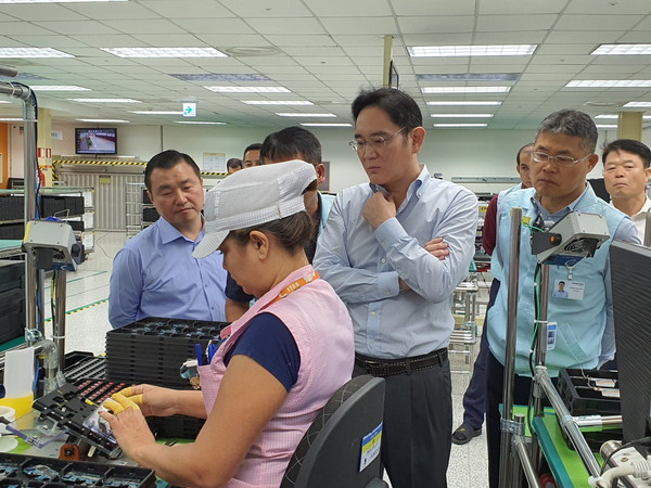 26일(마나우스 현지시간) 이재용 부회장이 브라질 현지 임직원들과 인사를 나누는 모습