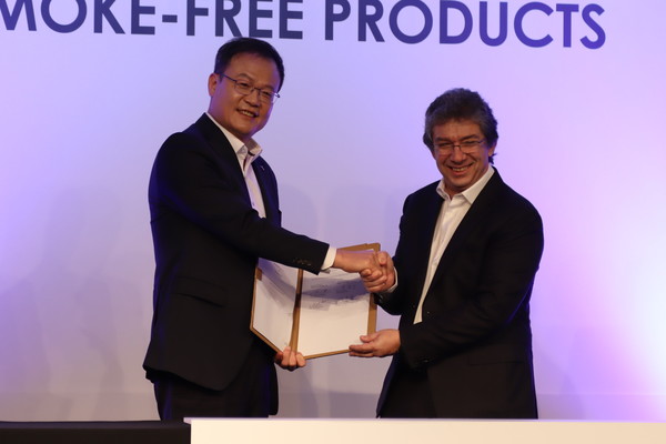 ▲29일 백복인 KT&G 사장(왼쪽)과 안드레 칼란조풀로스(André Calantzopoulos) PMI 최고경영자가 제휴 계약 체결 후 기념촬영을 하고 있다.