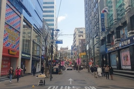 국내인은 물론 중국인 등 관광객이 없이 한산한 5일 명동 쇼핑거리 모습.