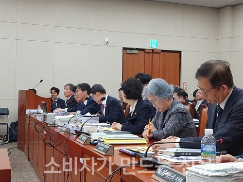 ▲ 20일 열린 국회 정무위원회 전체 회의에서 피감기관장들이 정무위원들의 질의를 듣고 있다.