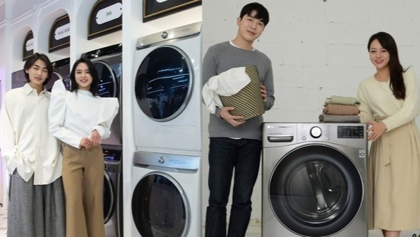 ▲삼성전자 AI그랑데(왼)와 LG전자 트롬건조기 스팀씽큐