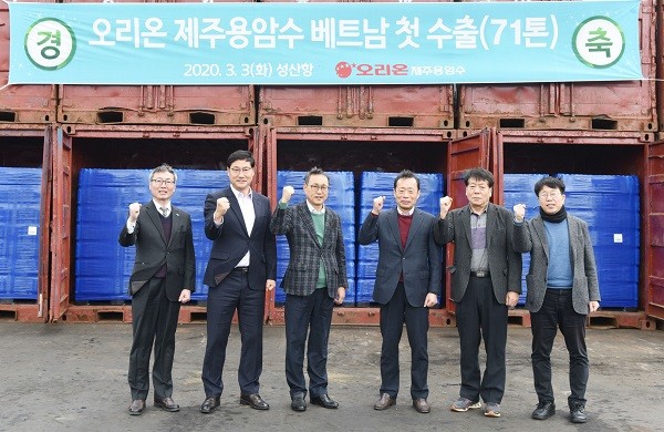 ▲오리온 제주용암수 수출을 기념하며 관계자들이 사진 촬영을 하고 있다. (왼쪽부터)장원국 제주테크노파크 용암해수센터장, 고용호 제주도의회 농수축경제위원회 위원장, 허철호 ㈜오리온제주용암수 대표이사, 고택사 동아물류 사장, 김철남 제주도 항운노조 성산지부장, 현종훈 ㈜오리온제주용암수 공장장)