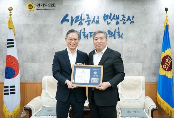 ▲신세계사이먼 조창현 대표(왼쪽)가 수상 후 경기도의회 송한준 의장과 기념촬영을 하고 있다.