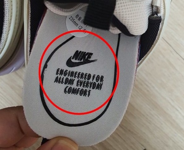 ▲로고가 엉망으로 찍혀 있는 가품 나이키 운동화