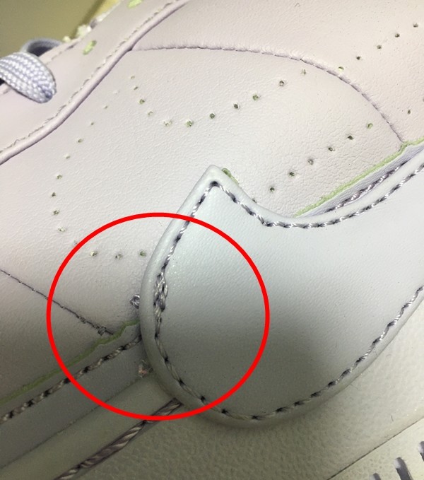 ▲바느질선이 엉망인 가품 나이키 운동화.