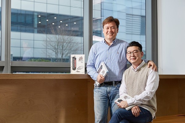 ‘패키지와 테스트’의 저자인 서민석 WLP공정관리팀장(왼쪽)과 기획자 이상익 TL – SV Biz Model팀