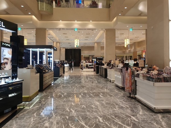 ▲10일 고객 발길이 끊긴 신세계백화점 강남점 모습.